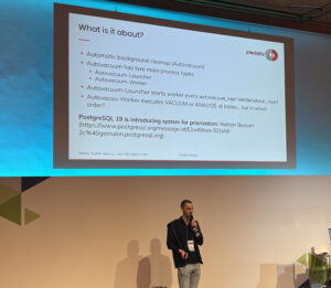 Mathis Rudolf bei seinem Vortrag - PostgreSQL 19: Autovacuum scoring
